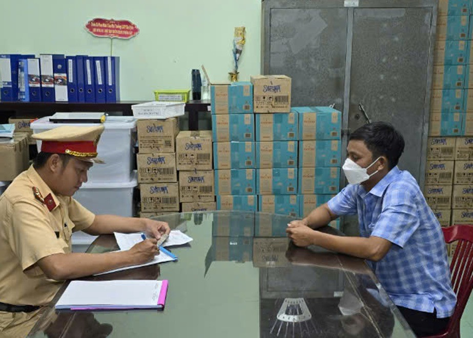 Tài xế chạy lấn làn bị phạt 5 triệu đồng, tước GPLX 2 tháng. Ảnh: T.T.