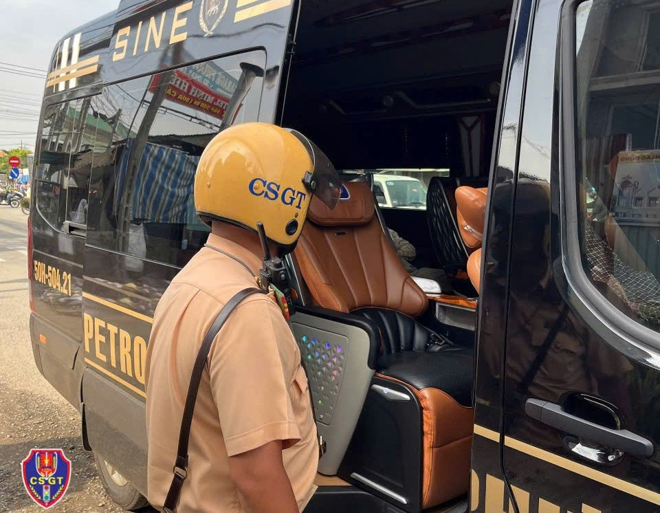 Lực lượng CSGT Bình Dương phát hiện nhiều trường hợp vi phạm luật giao thông trên quốc lộ. Ảnh: T.T.