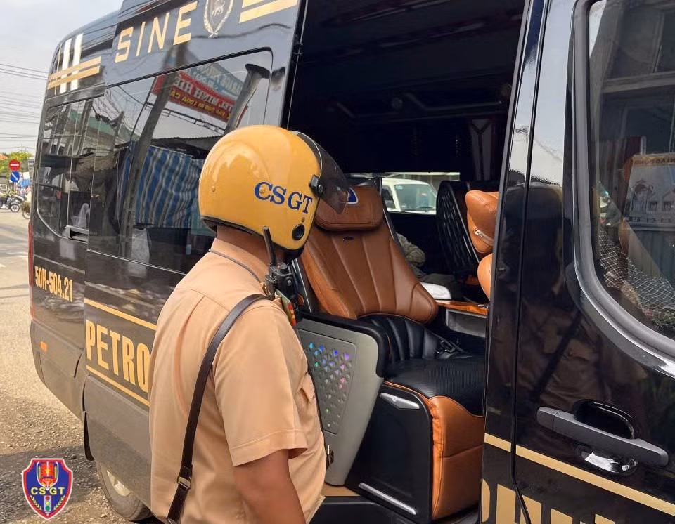 Lực lượng CSGT Bình Dương phát hiện nhiều trường hợp vi phạm luật giao thông trên quốc lộ. Ảnh: T.T.