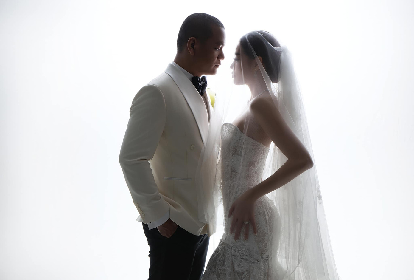 Ngày 9/11, Khánh Vân đăng bộ ảnh cưới cùng Nguyễn Long. Hoa hậu Hoàn vũ Việt Nam 2019 diện váy cúp ngực, khăn voan trùm kín mặt. Nhiếp ảnh gia mặc vest trắng bảnh bao, thắt nơ đen. Ngày 9/11, Khánh Vân đăng bộ ảnh cưới cùng Nguyễn Long. Hoa hậu Hoàn vũ Việt Nam 2019 diện váy cúp ngực, khăn voan trùm kín mặt. Nhiếp ảnh gia mặc vest trắng bảnh bao, thắt nơ đen.