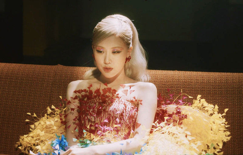 Rose (BlackPink) mặc đầm Công Trí trong MV.