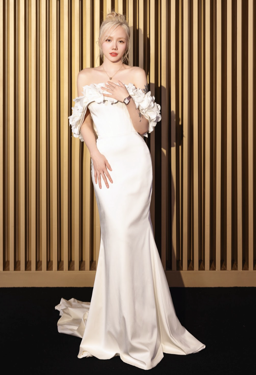 Phương Ly diện thiết kế lụa với chi tiết 3D hoa ở phần cúp ngực. Giọng ca Anh là ngoại lệ của em nhận nhiều lời khen với kiểu trang điểm nhẹ nhàng.