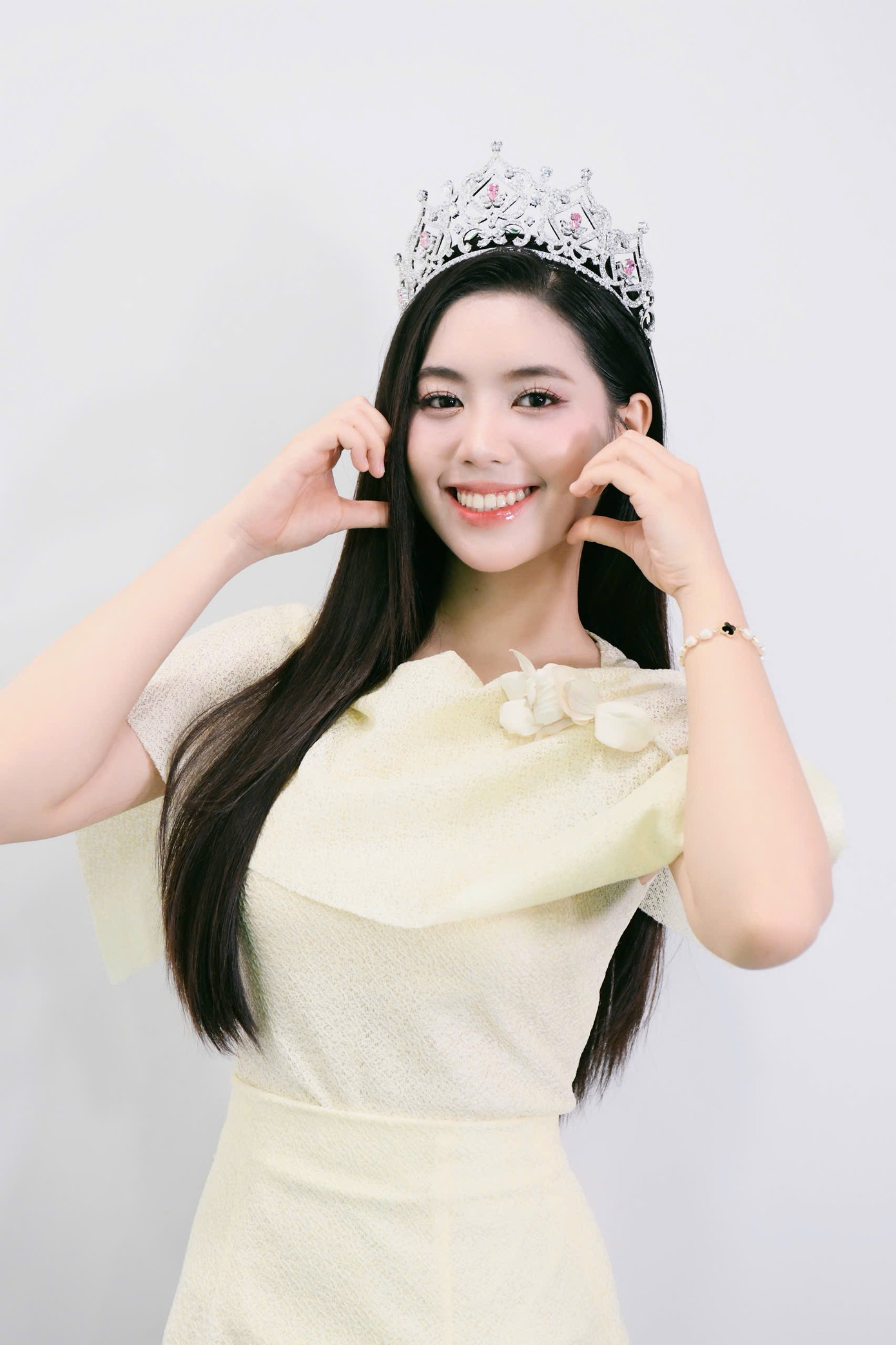 Á hậu Châu Anh để tóc xõa rẽ ngôi - phong cách đặc trưng của Châu Anh trong suốt thời gian đồng hành cùng cuộc thi Hoa hậu Việt Nam. Cô thể hiện năng lượng tích cực, tươi vui trong buổi phỏng vấn sáng nay.