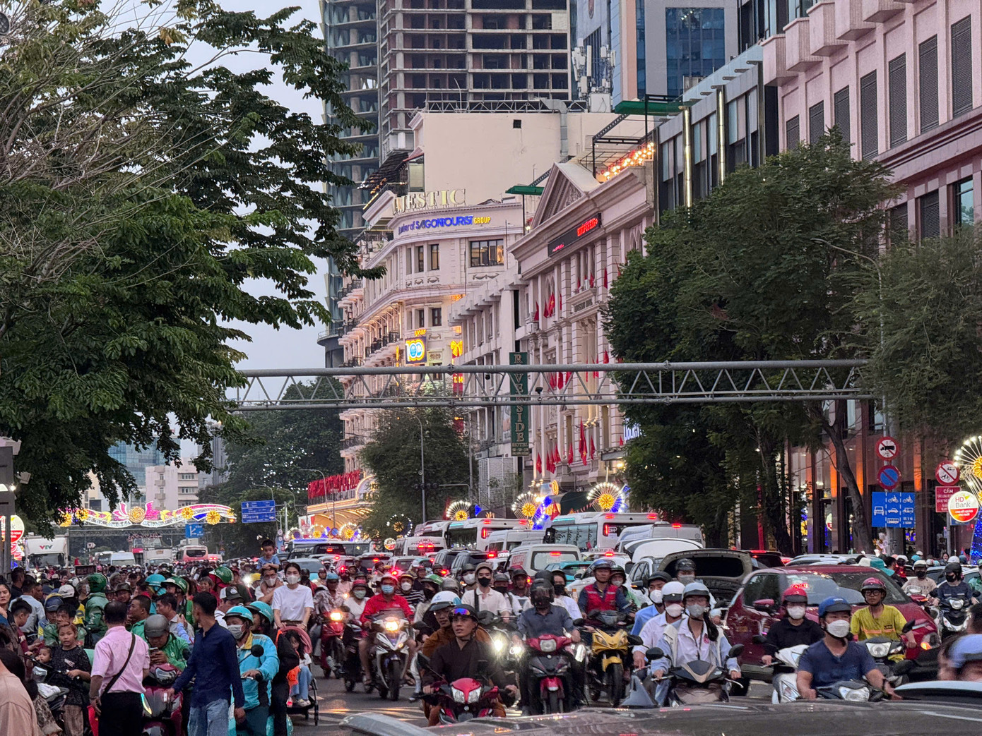 Từ chiều 29/4, lưu lượng xe từ Hàm Nghi đổ ra trục Tôn Đức Thắng tăng cao. Trong ngày làm việc cuối trước kỳ nghỉ lễ 30/4 dài 5 ngày, lượng phương tiện di chuyển dày đặc. Lượng người đổ về bến Bạch Đằng, nơi sẽ diễn ra các nghi thức bắn đại bác và trình diễn không quân sáng 30/4 ngày càng nhiều.
