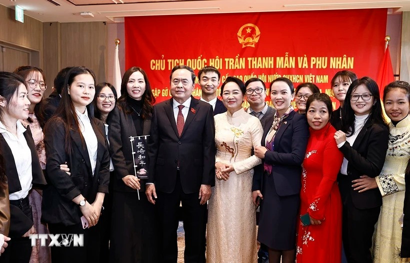 Chủ tịch Quốc hội Trần Thanh Mẫn và Phu nhân với đại diện cộng đồng người Việt Nam tại khu vực Kyushu, Okinawa và Trung Nam Nhật Bản. (Ảnh: Doãn Tấn/TTXVN). Chủ tịch Quốc hội Trần Thanh Mẫn và Phu nhân với đại diện cộng đồng người Việt Nam tại khu vực Kyushu, Okinawa và Trung Nam Nhật Bản. (Ảnh: Doãn Tấn/TTXVN).