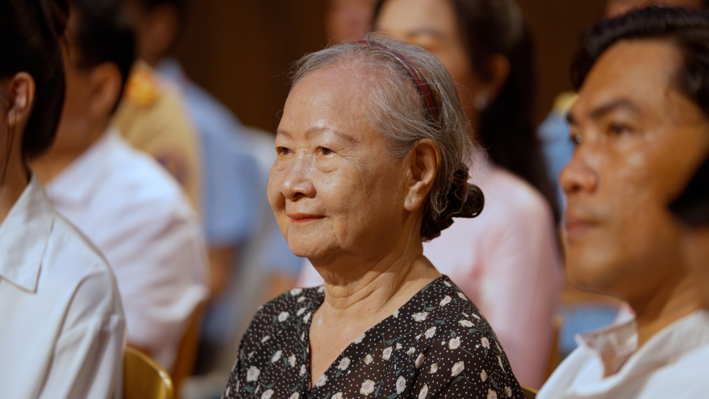 Câu chuyện về những cụ ông, cụ bà dành lương hưu ủng hộ đồng bào miền Bắc gây xúc động.