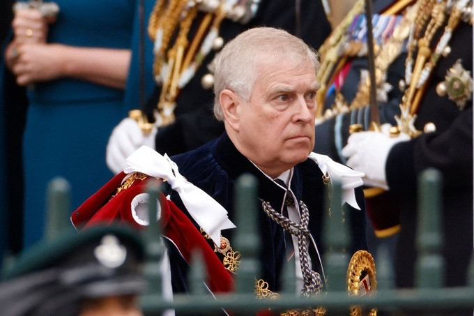 Hoàng tử Andrew tại lễ đăng cơ của Vua Charles. Hoàng tử Andrew tại lễ đăng cơ của Vua Charles.