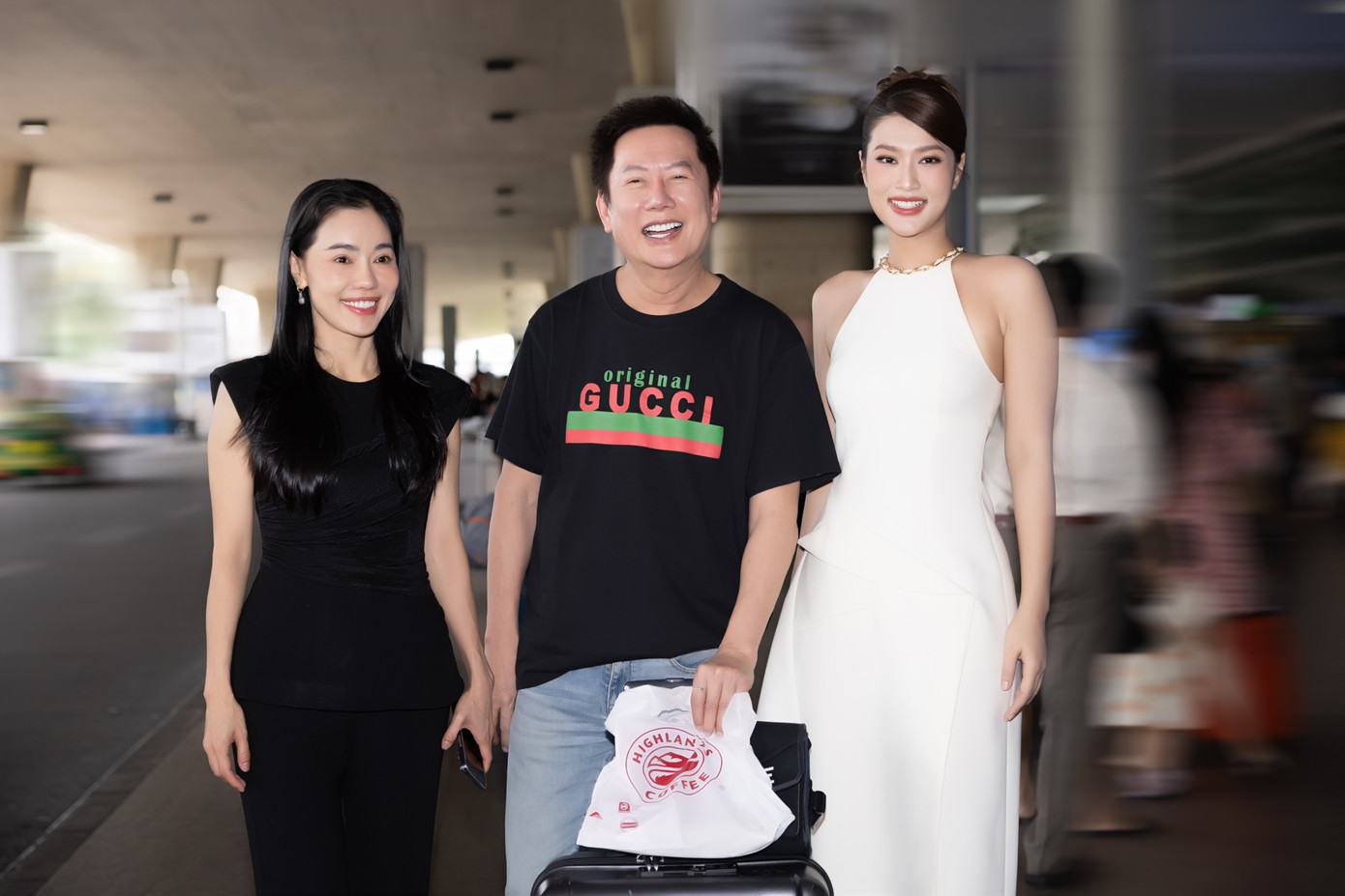 Hoa hậu Đoàn Thiên Ân đón ông Nawat tại sân bay.