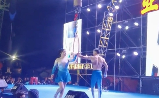 Vợ chồng Trương Khải diễn xiếc chuyên nghiệp được 8 năm. Vợ chồng Trương Khải diễn xiếc chuyên nghiệp được 8 năm.