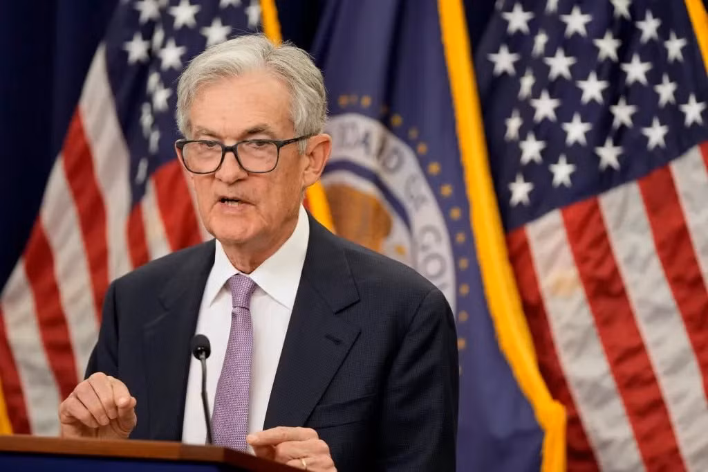 Ông Trump đồng loạt nhắm vào người đứng đầu Hội đồng Thống đốc Ngân hàng Trung ương Mỹ (trái) và tập đoàn bán lẻ lớn nhất thế giới.
