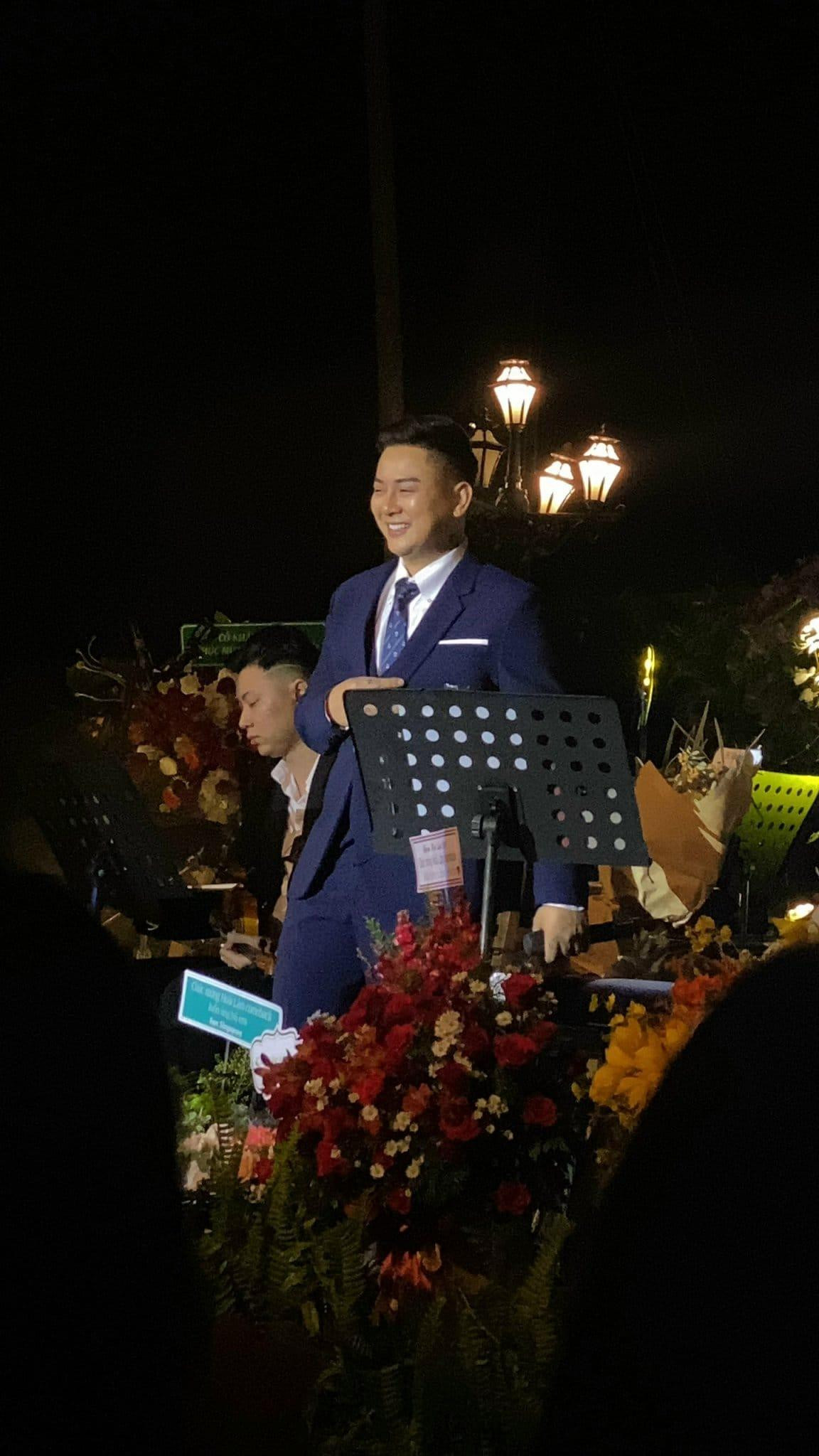 Hoài Lâm trong buổi sáng tập luyện và trên sân khấu tối 15/10. Ảnh: Lululola Show, FB FC Hoài Lâm.