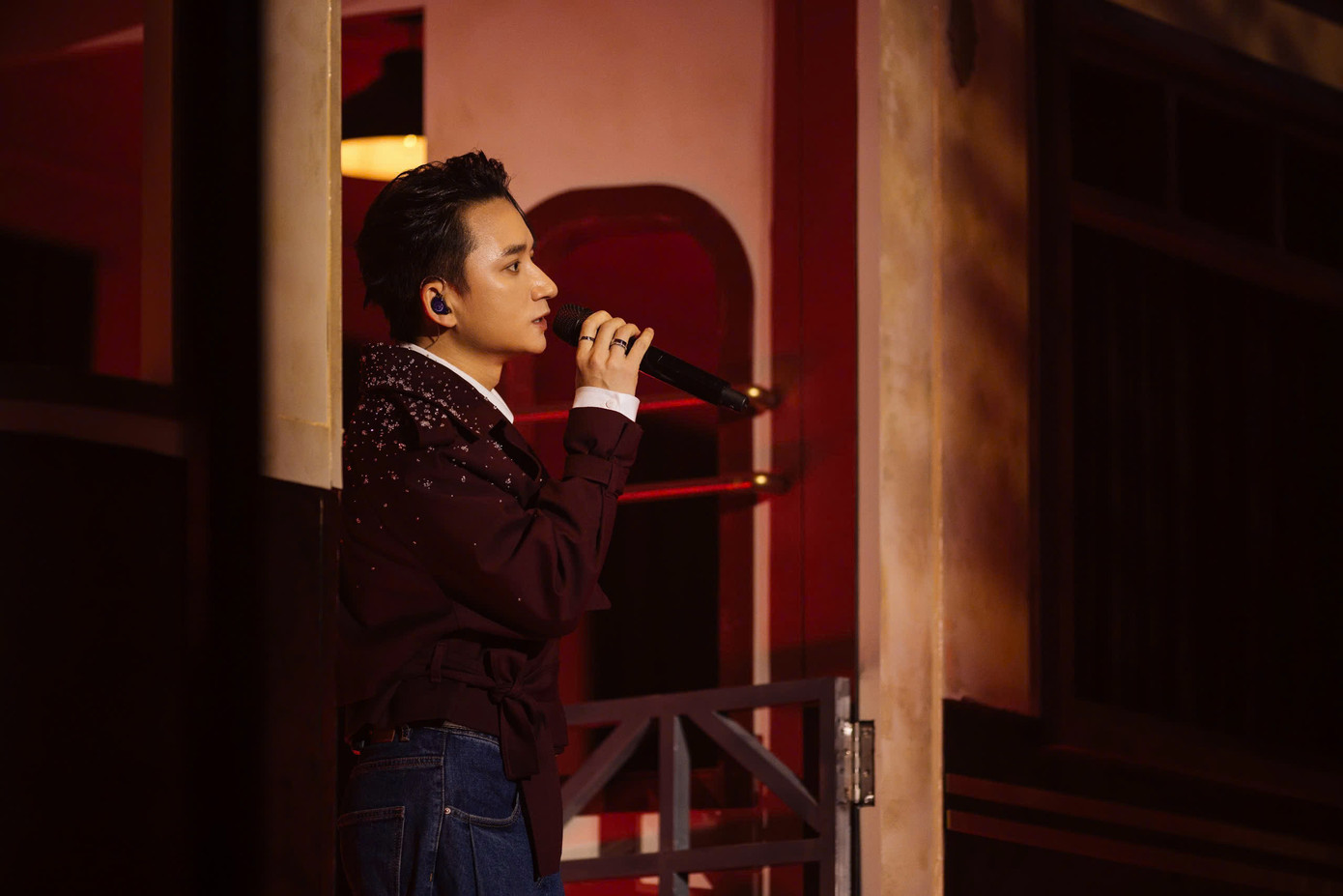 Phan Mạnh Quỳnh bê nguyên toa tàu lên sân khấu live concert.