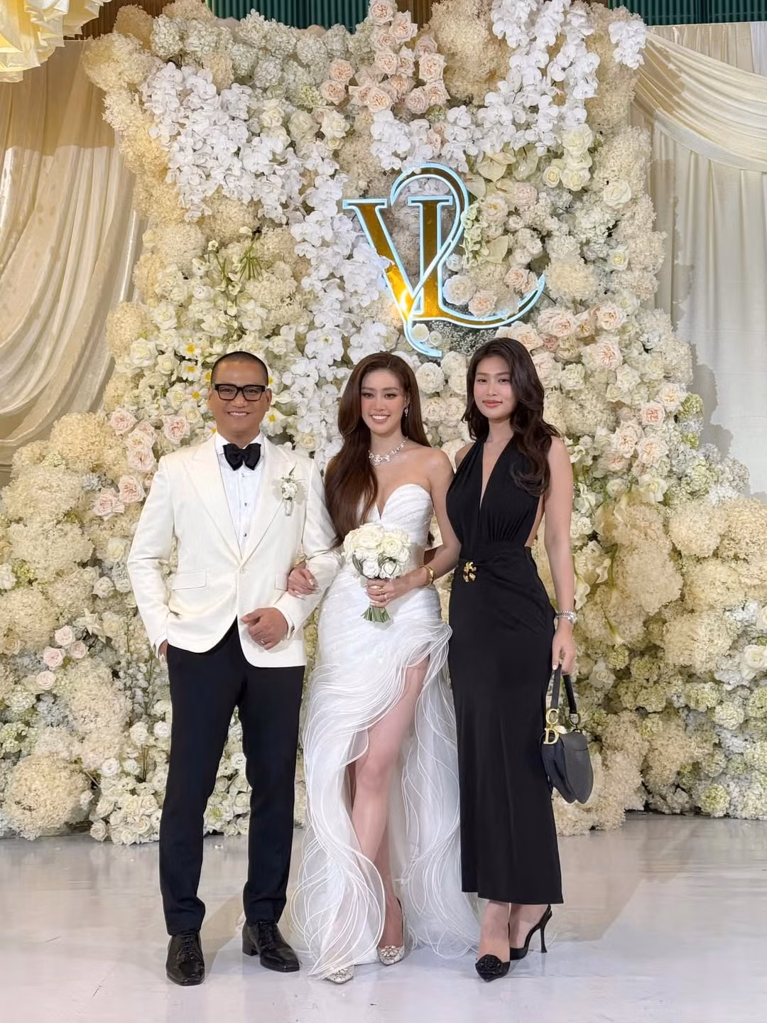 Hoa hậu Thiên Ân diện váy đen với đơn giản dự tiệc cưới Khánh Vân. Trang phục giúp Hoa hậu Hòa bình Việt Nam 2022 khoe vòng eo thon.