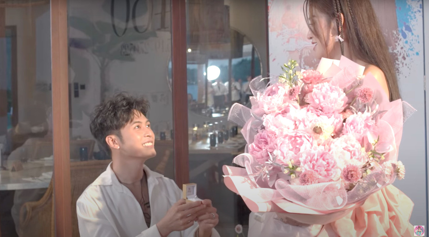 Khoảnh khắc Gin Tuấn Kiệt quỳ gối cầu hôn Puka. Khoảnh khắc Gin Tuấn Kiệt quỳ gối cầu hôn Puka.