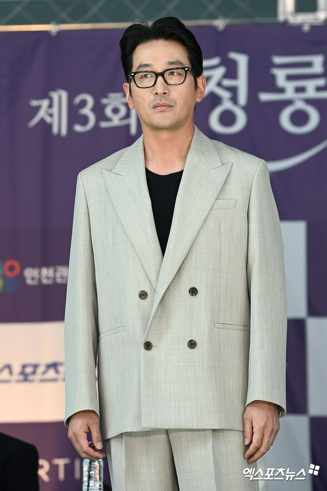 Khoảnh khắc nghiêm túc của tài tử Ha Jung Woo tại sự kiện. Khoảnh khắc nghiêm túc của tài tử Ha Jung Woo tại sự kiện.