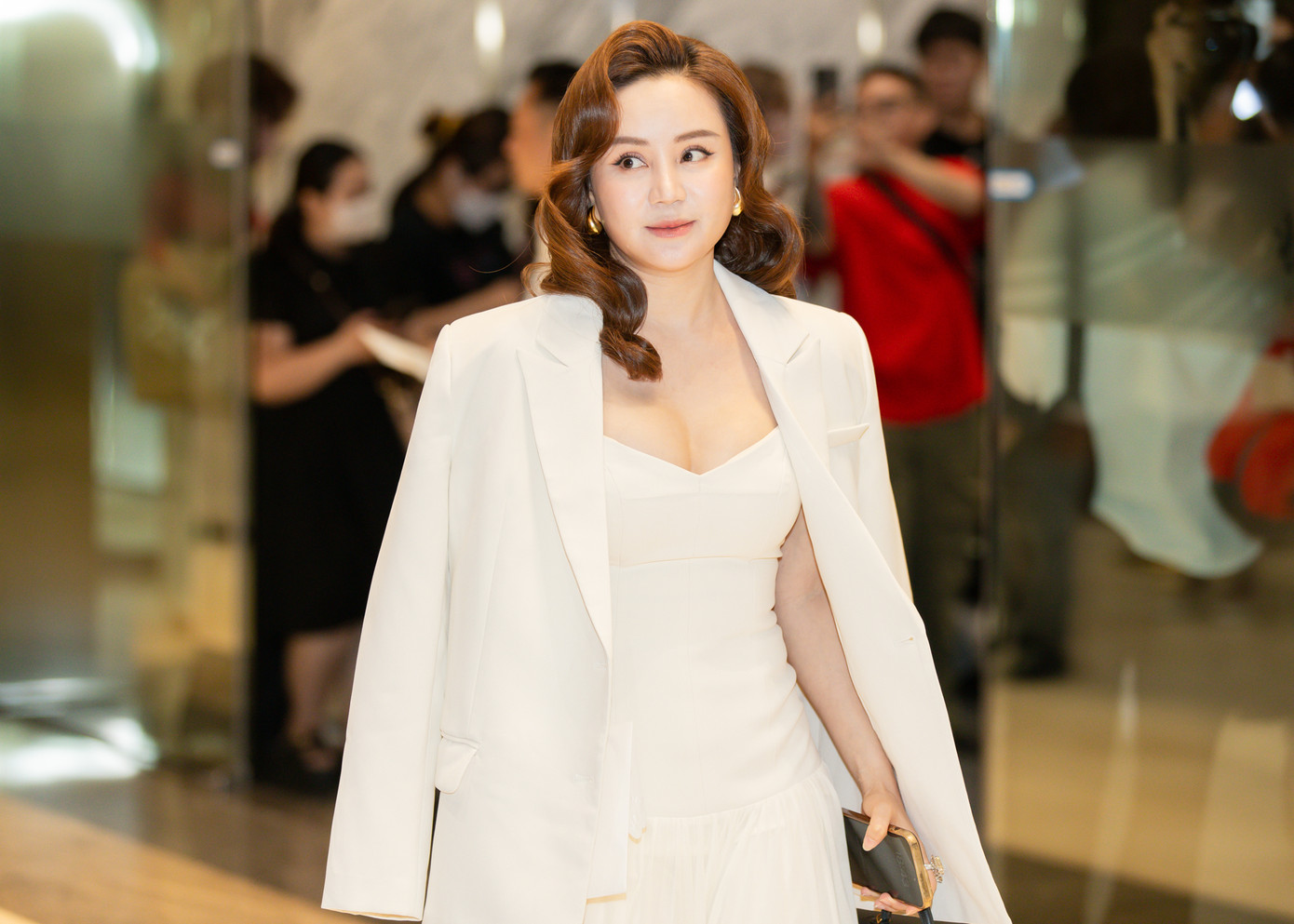 Vy Oanh diện trang phục mang hơi hướm công sở đến tiệc cưới. Cô phối sơ mi bên ngoài cùng váy cúp ngực xẻ sâu. Vy Oanh diện trang phục mang hơi hướm công sở đến tiệc cưới. Cô phối sơ mi bên ngoài cùng váy cúp ngực xẻ sâu.