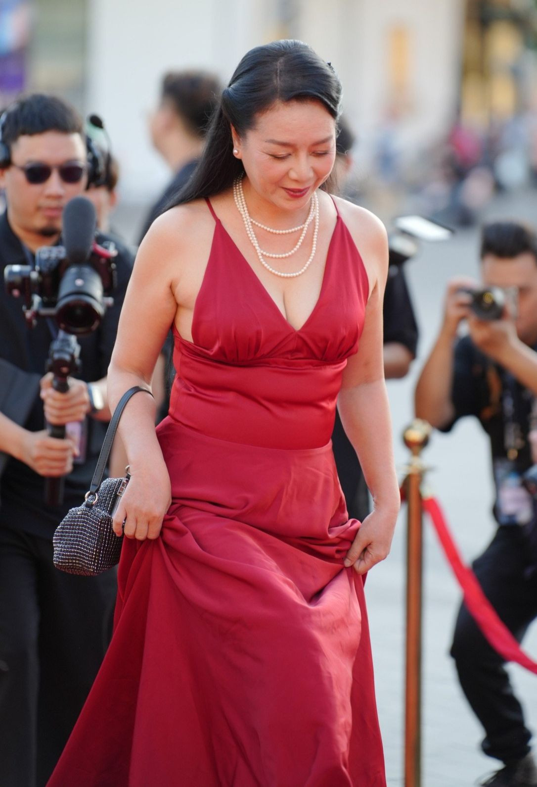 Trang phục đỏ rực giúp NSƯT Chiều Xuân được chú ý trên thảm đỏ có hàng trăm diễn viên, đạo diễn và nhà sản xuất trong và ngoài nước tham dự. Trang phục đỏ rực giúp NSƯT Chiều Xuân được chú ý trên thảm đỏ có hàng trăm diễn viên, đạo diễn và nhà sản xuất trong và ngoài nước tham dự.