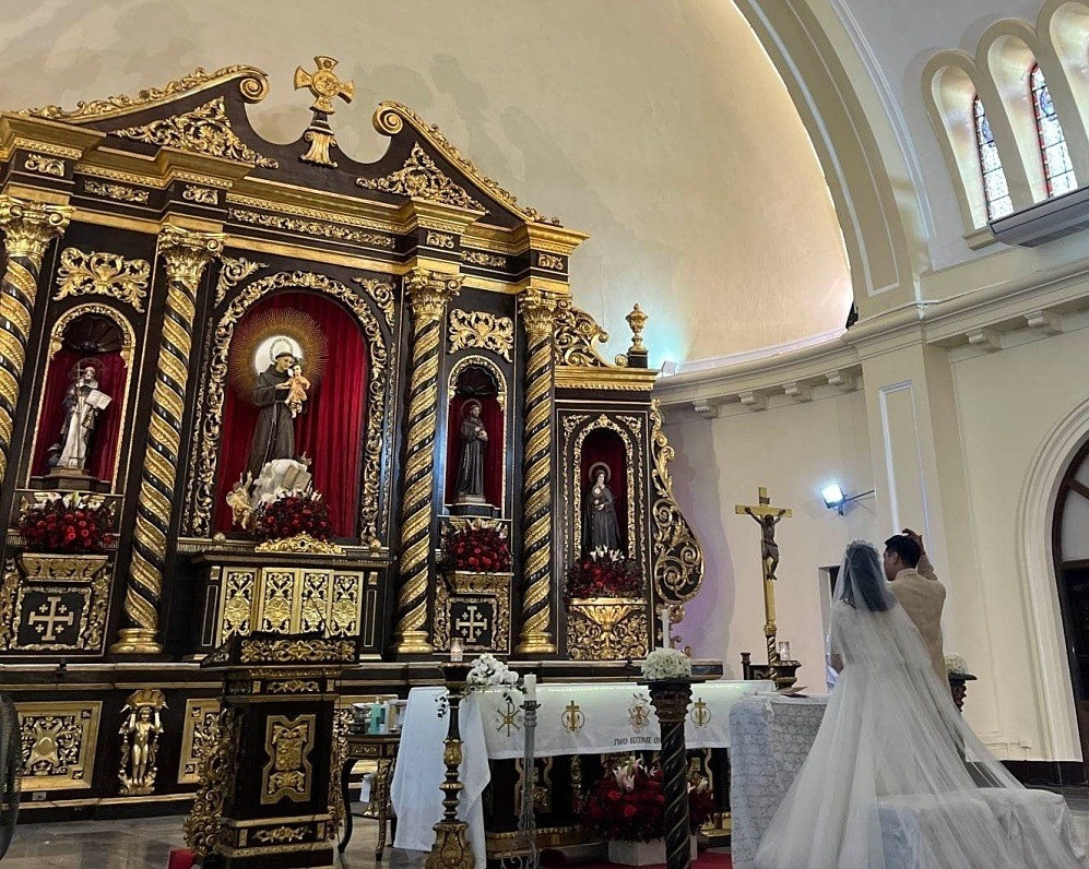 Lễ cưới của Phillip Nguyễn và Linh Rin diễn ra tại Nhà thờ Santuario de San Antonio Parish. Nhà thờ chỉ giới hạn tối đa 40 người có mặt để làm lễ.