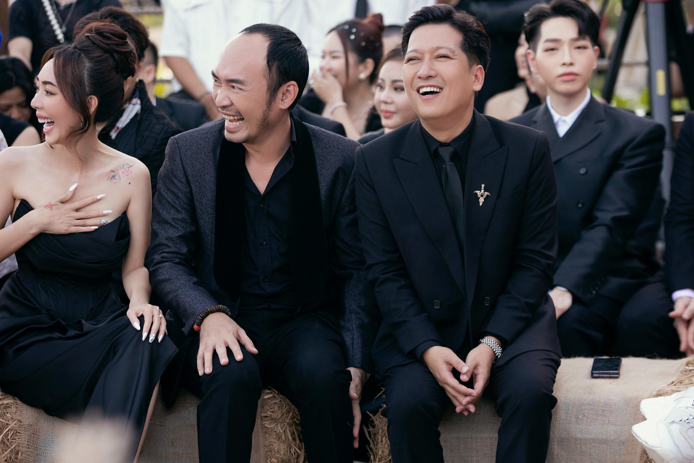 Tiệc cưới của Diệu Nhi - Anh Tú quy tụ dàn khách mời nổi tiếng của sân khấu. Ngoài ra, Đức Phúc, Sam, Diễm My 9X... cũng có mặt trong ngày trọng đại của nữ diễn viên phim Điệp vụ chân dài.