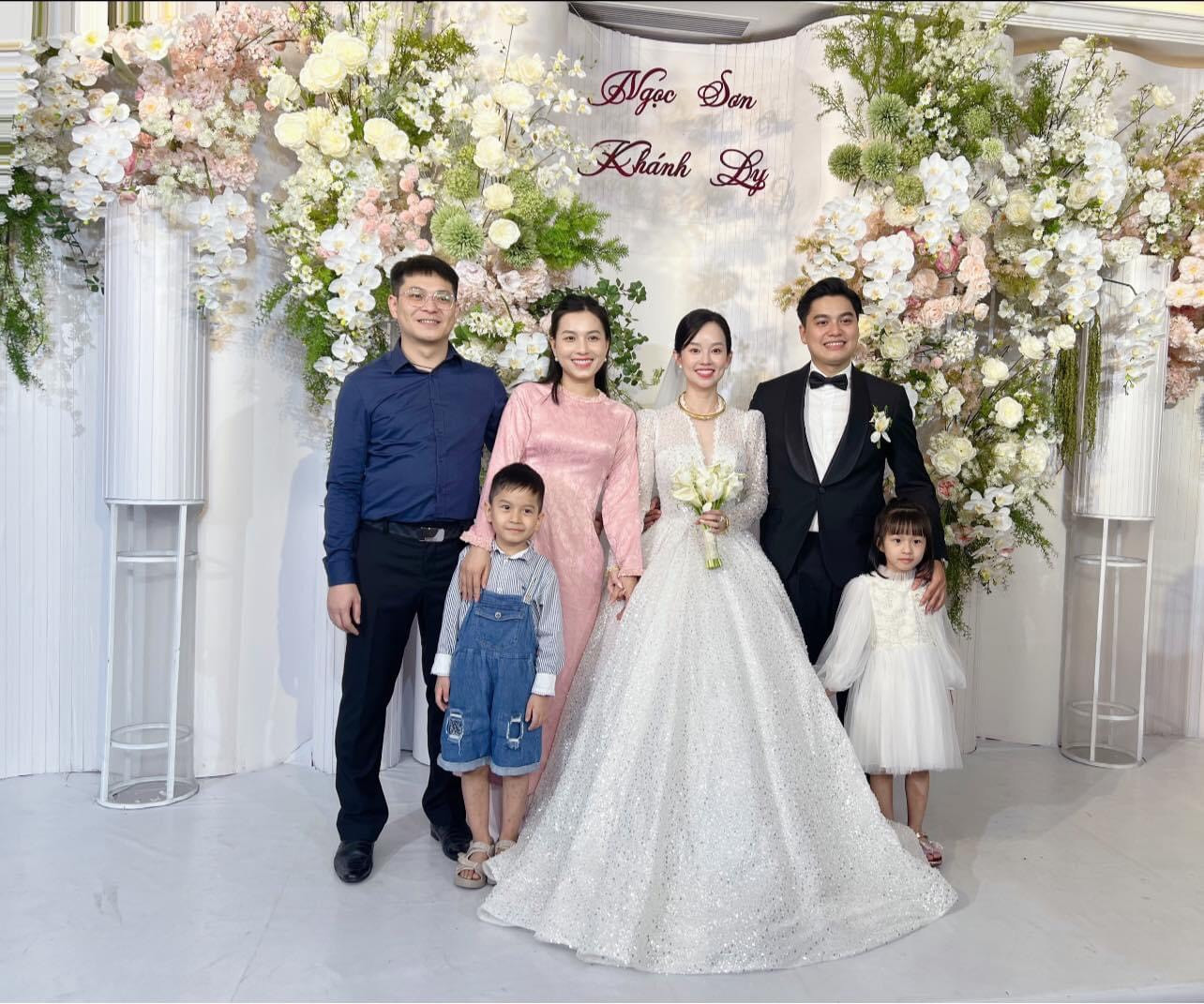 Tối 28/10, nhiều sao Việt đăng ảnh mừng Ly Kute kết hôn. Nữ diễn viên Nhật ký Vàng Anh tìm được tình yêu mới sau thời gian một mình nuôi con. Trước đó, cô có chuyện tình ồn ào với Mạc Hồng Quân, sinh con cho nam cầu thủ nhưng không tiến đến hôn nhân.