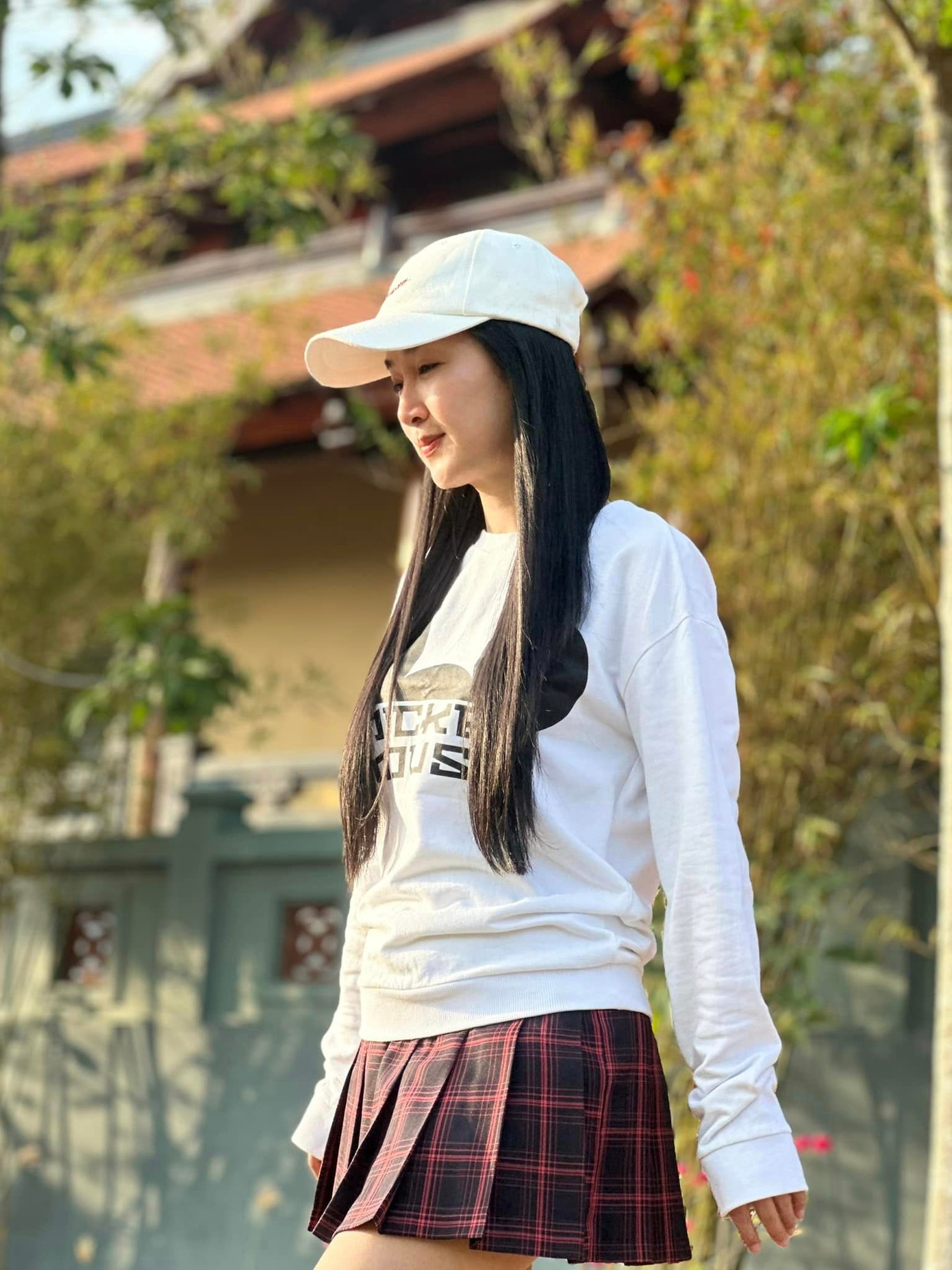 Sau khi chia tay bạn trai, trang cá nhân của Quỳnh Lam chủ yếu đăng ảnh đời thường của nữ diễn viên, hoặc ảnh cô ghi hình trên phim trường. Ở tuổi 40, cô vẫn đắt show trong lĩnh vực phim truyền hình, gần đây là vai Kim Sang trongDuyên tiên tiền định. Do có duyên với nhiều bộ phim bối cảnh Nam bộ thời phong kiến, Quỳnh Lam được khán giả ưu ái gọi là "nữ hoàng phim xưa". Sau khi chia tay bạn trai, trang cá nhân của Quỳnh Lam chủ yếu đăng ảnh đời thường của nữ diễn viên, hoặc ảnh cô ghi hình trên phim trường. Ở tuổi 40, cô vẫn đắt show trong lĩnh vực phim truyền hình, gần đây là vai Kim Sang trongDuyên tiên tiền định. Do có duyên với nhiều bộ phim bối cảnh Nam bộ thời phong kiến, Quỳnh Lam được khán giả ưu ái gọi là "nữ hoàng phim xưa".