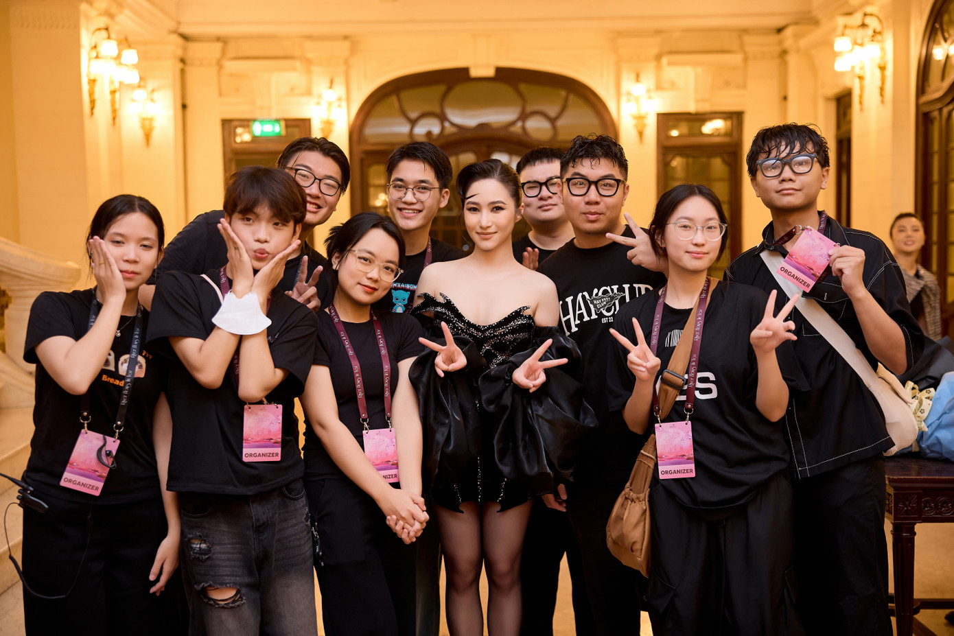 Tối 12/5, River Flows in you, đêm nhạc đầu tiên của Hương Tràm tại Việt Nam sau bốn năm ở Mỹ, bị hủy vào phút chót do Hà Nội bất ngờ mưa lớn. Nhiều thành viên trong ê-kíp bị ướt do đứng bên ngoài điều phối, hướng dẫn khán giả xem show.