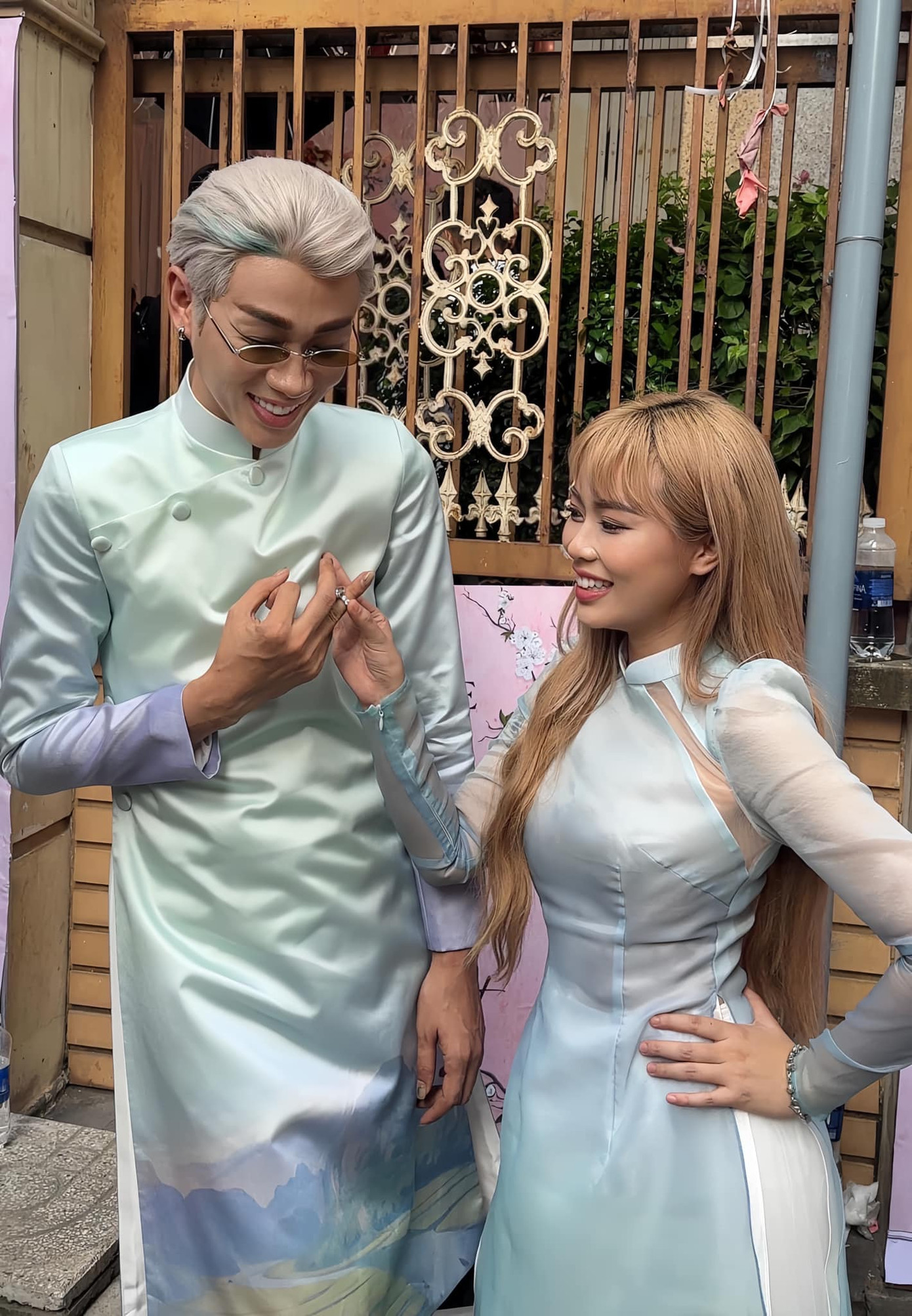 Dàn sao Việt liên tục cập nhật những hình ảnh trong lễ ăn hỏi của đồng nghiệp lên mạng xã hội. Phương Lan sinh năm 1994, là gương mặt quen thuộc của sân khấu Thế Giới Trẻ, TPHCM. Cô từng gây ấn tượng trong bộ phim Gái già lắm chiêu 2 và 3. Gần đây, Phương Lan và Phan Đạt góp mặt với vai diễn đôi tình nhân trong phim Nhà bà Nữ của Trấn Thành. Cô vào vai Lan - bạn thân của Nhi (Uyển Ân), có tính cách nổi loạn, luôn hết mình vì bạn bè. Phan Đạt đóng bạn trai của Lan, luôn nghe lời người yêu, tạo điểm nhấn qua các câu thoại hài hước.