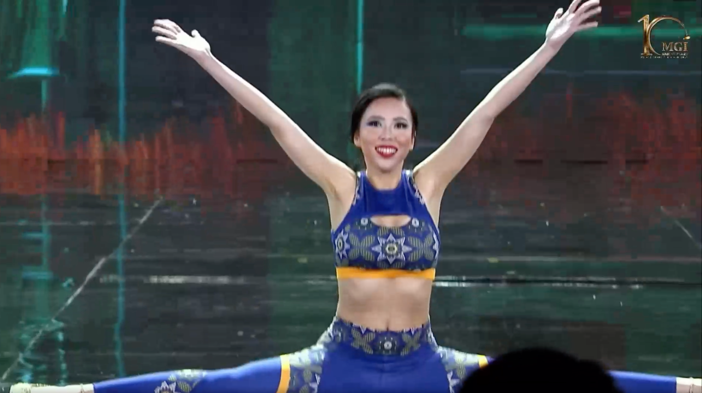 Pha xoạc chân hài hước của Chan Mei To trên sân khấu Hoa hậu Hòa bình. Pha xoạc chân hài hước của Chan Mei To trên sân khấu Hoa hậu Hòa bình.