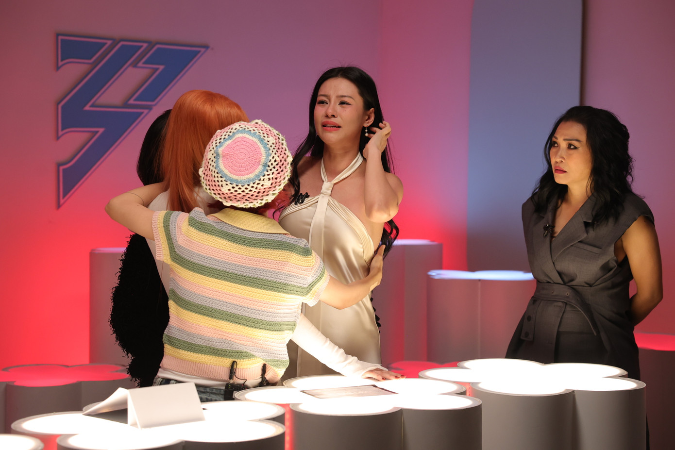 Bùi Lan Hương bật khóc vì ba thành viên ra về.