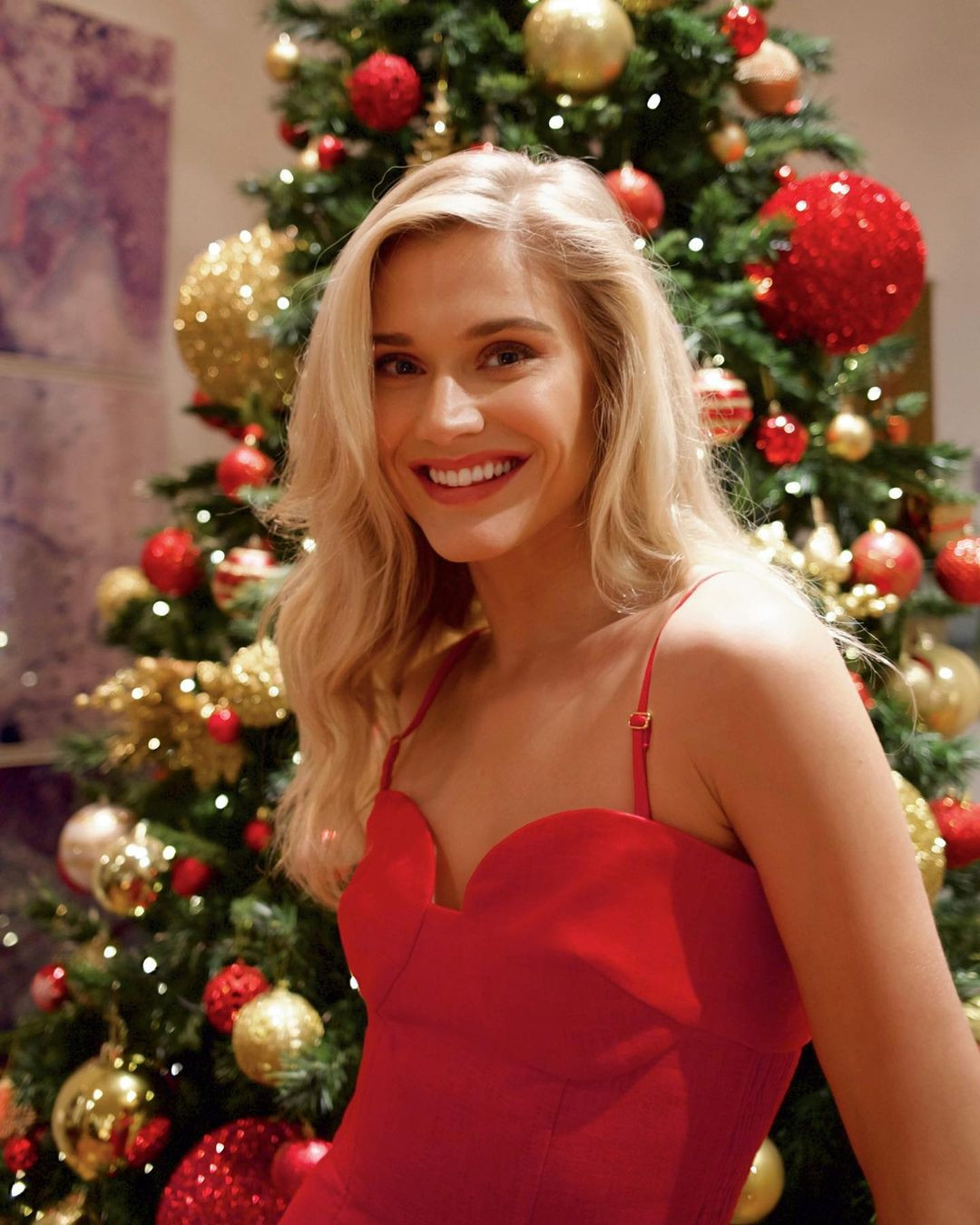 Nhiều lần bị so sánh với bạn gái cũ của Ro béo, người đẹp sinh năm 1990 nói cô không quan tâm với thứ tiêu cực. &quot;Điều quan trọng là anh ấy hiện ở cạnh tôi. Tôi không để ý quá khứ của Ro. Tôi tin vào sự thủy chung của bạn đời. Anh ấy hài hước, đáng yêu và luôn yêu thương tôi&quot;, Locks trả lời Extra.