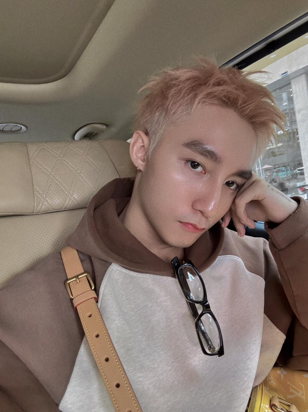 Ảnh Sơn Tùng lựa trái cây tại chợ Bến Thành hút 100.000 lượt tương tác sau 10 phút.