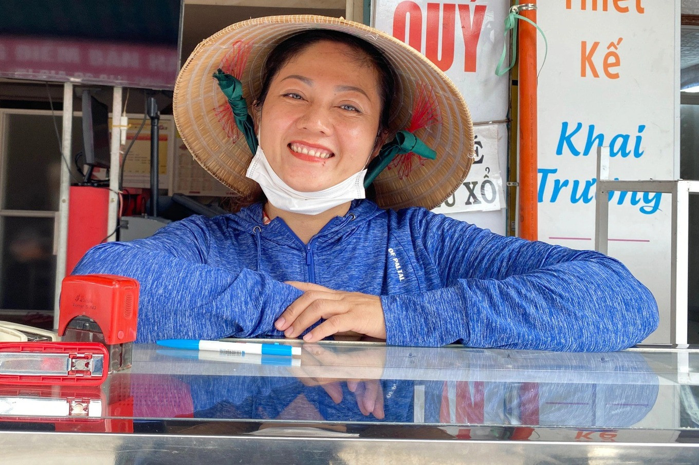 Bà Vẹn vui mừng khi có người mua vé số ở tiệm của bà trúng giải lớn (Ảnh: An Huy).