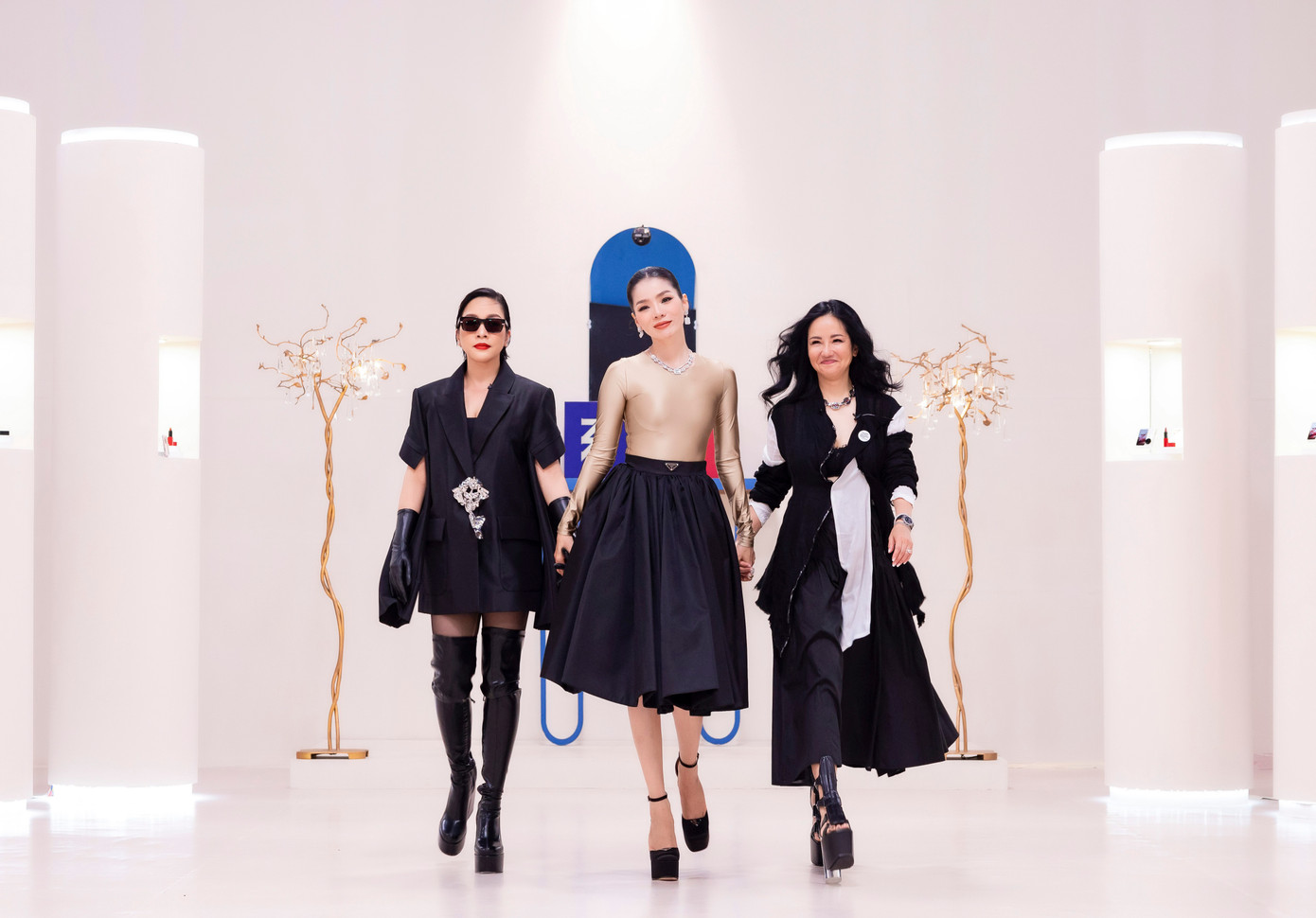 Tập 1 chương trình Chị đẹp đạp gió rẽ sóng chính thức lên sóng sau thời gian được chú ý vì những cái tên nổi tiếng như Hồng Nhung, Mỹ Linh, Lệ Quyên xác nhận tham gia. Sự xuất hiện của những giọng ca nổi tiếng làm hơn 20 chị đẹp khác bất ngờ. &quot;Làm show có 3 người tôi đã mệt, đây tận 30 người, thật sự quá choáng ngợp&quot;, Hồng Nhung nói trong chương trình.