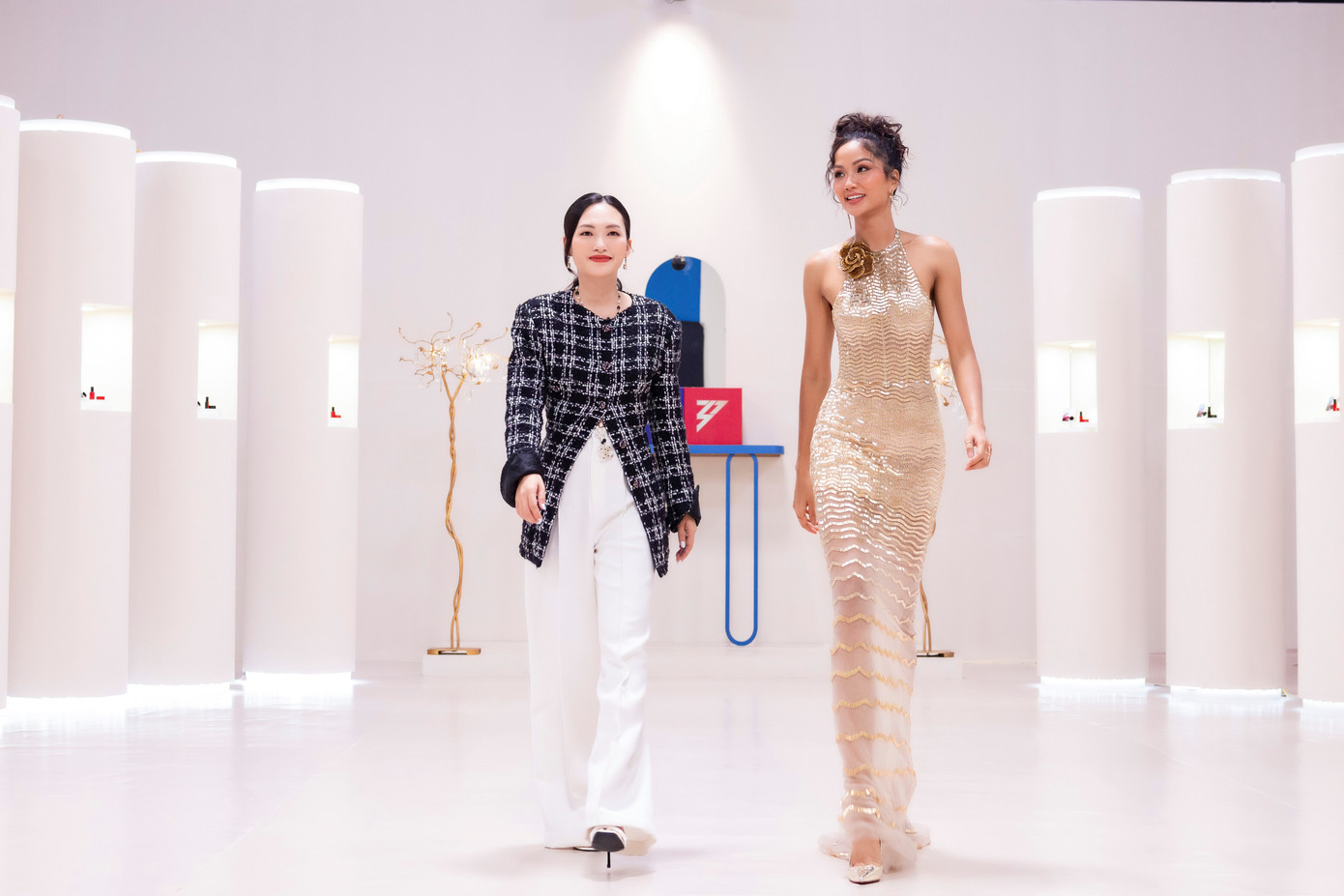 Ngoài những cái tên đi hát lâu năm như Thu Phương, Mỹ Linh, Hồng Nhung, kèm những tên tuổi đi hát nhiều năm như Phương Vy, Yến Trang, Nguyên Hà, Đoan Trang... show còn xuất hiện nhiều chị đẹp trong lĩnh vực khác như H&apos;Hen Niê, Diệu Nhi, Ninh Dương Lan Ngọc. Trước khi chuẩn bị mở màn, Diệu Nhi và Ninh Dương Lan Ngọc nói &quot;không biết hát gì, sợ không ai chọn vào đội&quot;.