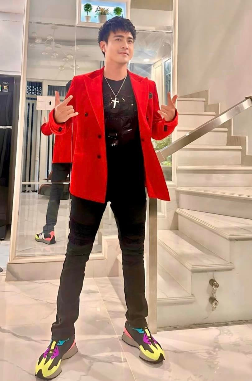 Trên trang cá nhân, diễn viên Thanh Duy đăng ảnh thiệp mời cùng khoảnh khắc tạo dáng trước sảnh trước khi bước vào không gian dự tiệc.