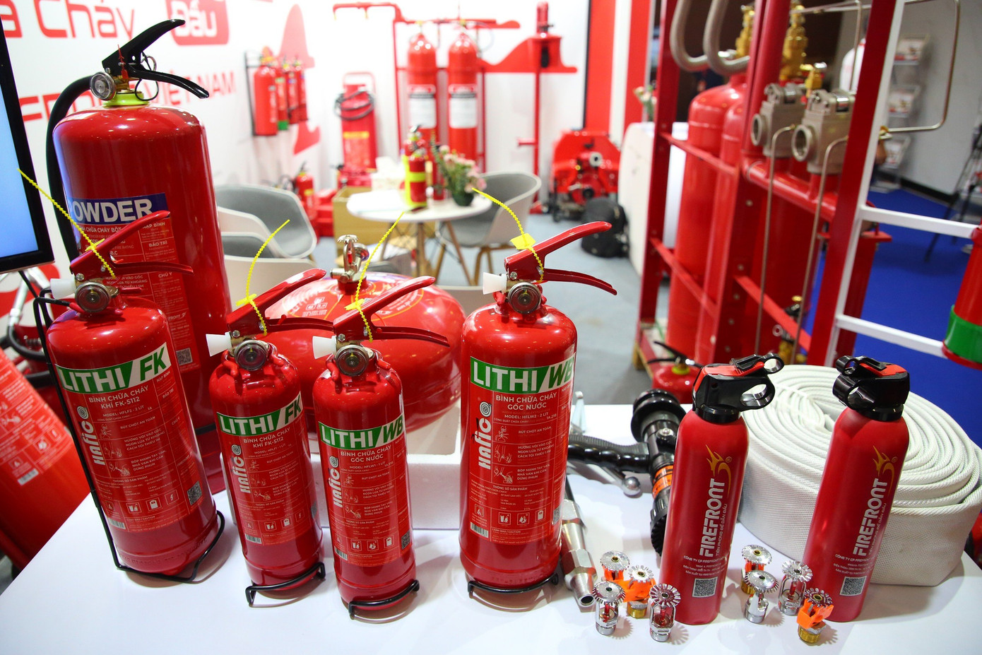 Tiếp theo là hệ thống chữa cháy tự động bằng khí FM200, với chất chữa cháy HFC-227ea công nghệ mới, không màu, không mùi, không có chất phá hoại cho thiết bị điện tử, thân thiện với môi trường cũng như không có các chất gây hại cho sức khỏe con người, có thể dễ dàng dọn dẹp sau khi sử dụng. Tiếp theo là hệ thống chữa cháy tự động bằng khí FM200, với chất chữa cháy HFC-227ea công nghệ mới, không màu, không mùi, không có chất phá hoại cho thiết bị điện tử, thân thiện với môi trường cũng như không có các chất gây hại cho sức khỏe con người, có thể dễ dàng dọn dẹp sau khi sử dụng.