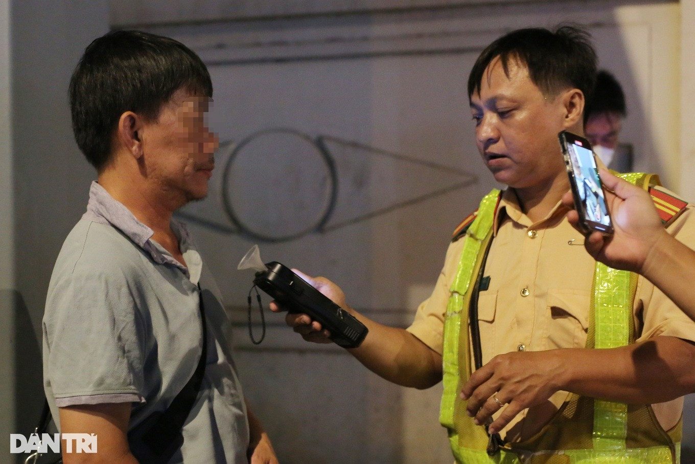 Tài xế N.T. trên đường đi đón con cũng bị CSGT phát hiện có nồng độ cồn trong hơi thở (Ảnh: An Huy).