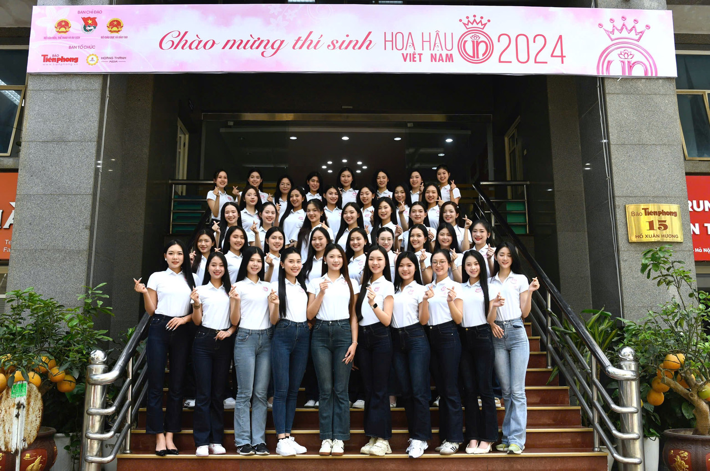 Buổi giao lưu của 41 thí sinh tại tòa soạn báo Tiền Phong - nơi khai sinh ra Hoa hậu Việt Nam diễn ra trong không khí vui vẻ, ấm cúng. Đây là lần đầu trong lịch sử 37 năm cuộc thi, hơn 40 người đẹp của vòng chung khảo được dịp về thăm ngôi nhà Tiền Phong.