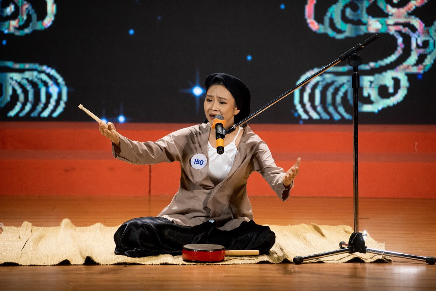 Thí sinh Phan Thị Việt Ngọc (SBD 150) hóa trang thành cụ bà nhuộm răng, ăn trầu để thể hiện tiết mục hát xẩm.