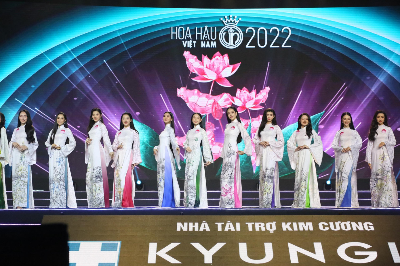 Nhóm thí sinh biểu diễn cuối trình diễn bộ sưu tập của NTK Việt Hùng. Các cô gái được chú ý khi có cách xử lý tà, tay áo phồng. Nhóm thí sinh biểu diễn cuối trình diễn bộ sưu tập của NTK Việt Hùng. Các cô gái được chú ý khi có cách xử lý tà, tay áo phồng.