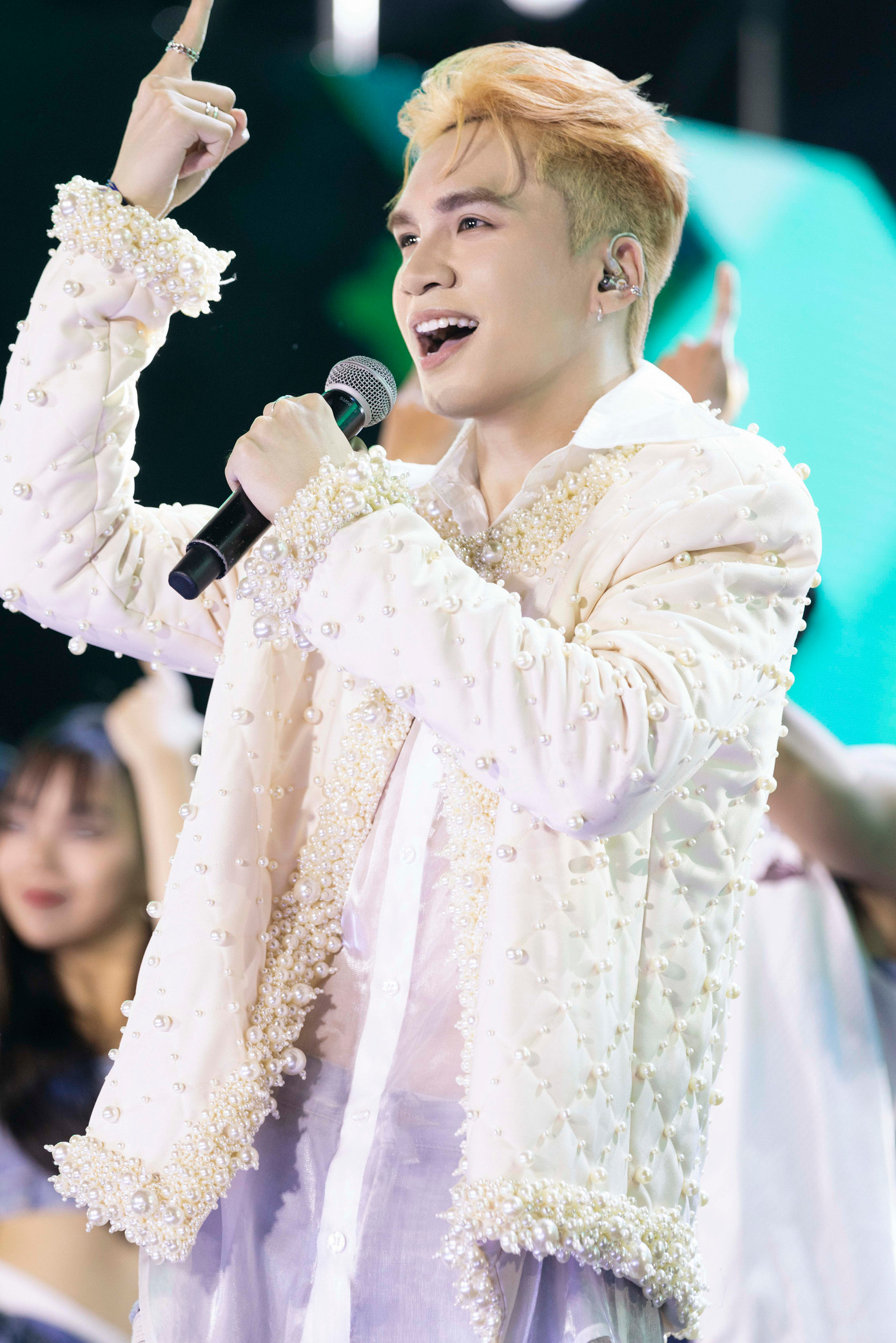 Tại concert tối 29/9, Ryan thể hiện ca khúc Tình yêu phi thường. Nam ca sĩ khuấy động sân khấu với ca khúc mang vũ điệu sôi động. Tại concert tối 29/9, Ryan thể hiện ca khúc Tình yêu phi thường. Nam ca sĩ khuấy động sân khấu với ca khúc mang vũ điệu sôi động.