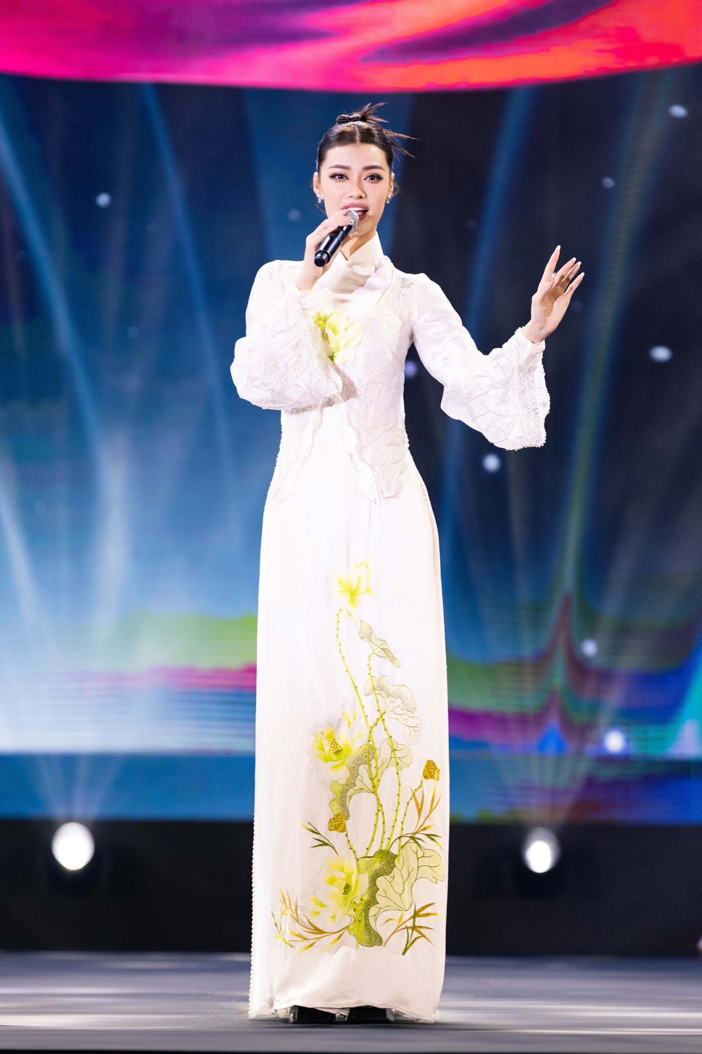Trước khoảnh khắc trao giải, LONA mặc áo dài truyền thống thể hiện giọng hát. Người đẹp gần đây phát hành sản phẩm âm nhạc mới, hoạt động ca hát chuyên nghiệp.