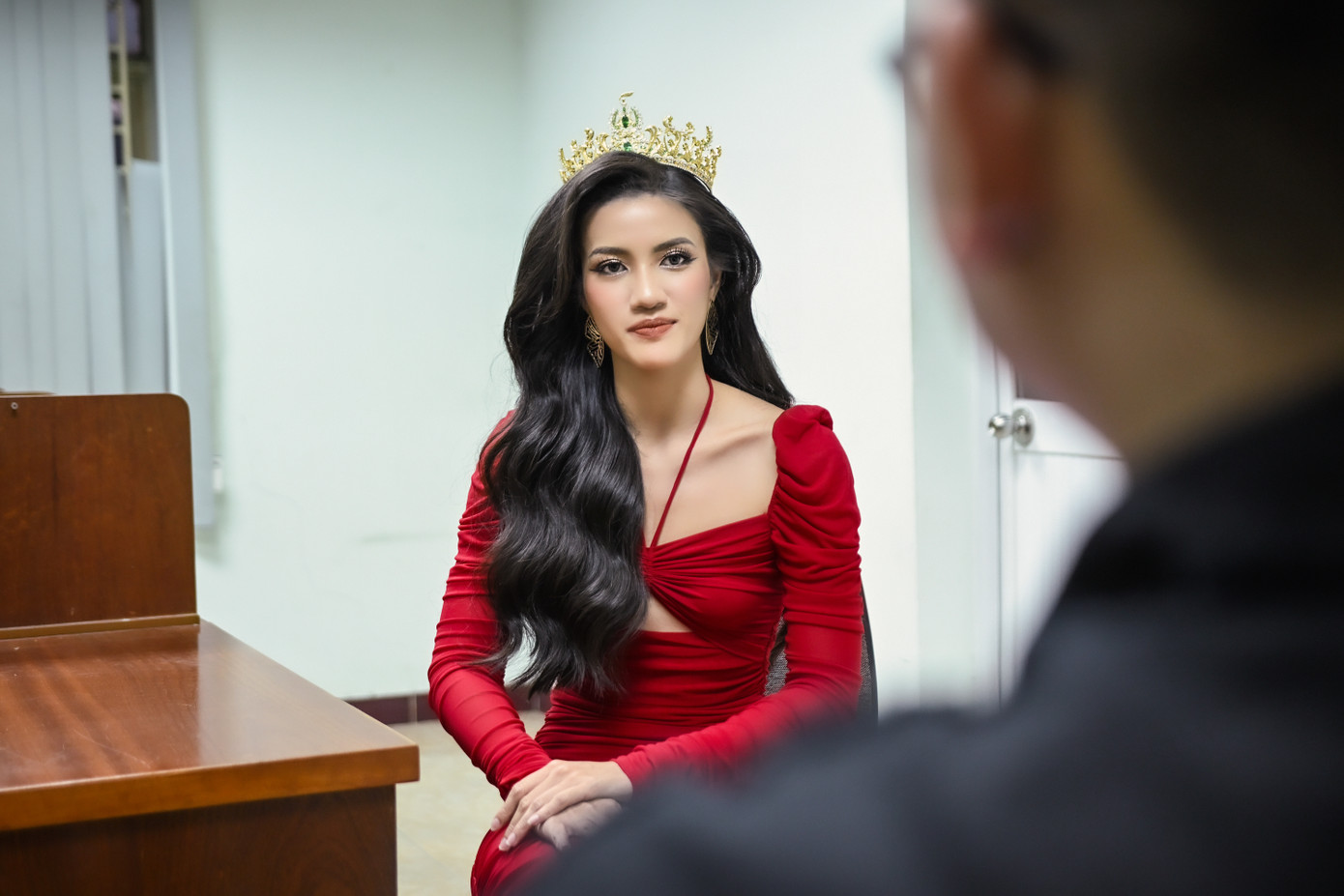 Á hậu 2 Minh Nhàn đến với Hoa hậu Hòa bình Việt Nam với thành tích học tập ấn tượng. Cô xuất thân từ THPT Quốc học Huế, cha là giáo viên dạy Âm nhạc. Minh Nhàn nói gia đình là nền tảng giúp cô hình thành tính cách giản dị và sống khiêm nhường.