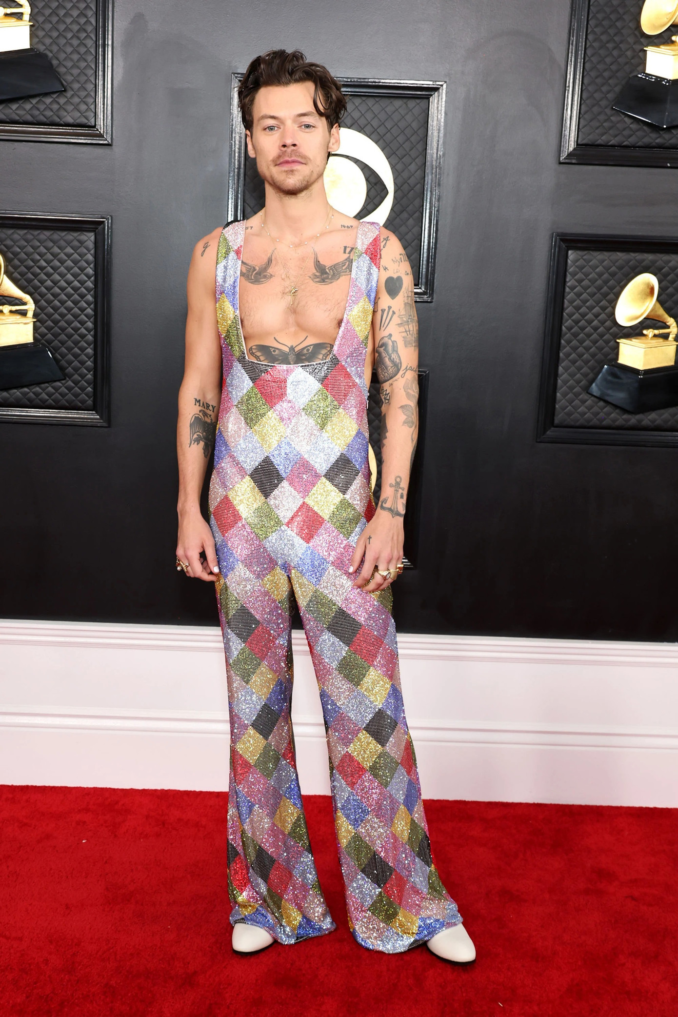 Harry Styles tiếp tục theo đuổi phong cách unisex dự thảm đỏ. Jumpsuits ống loe, trang phục màu mè mang đậm phong cách disco thập niên 1970 giúp anh nổi bật tại sự kiện. Harry Styles tiếp tục theo đuổi phong cách unisex dự thảm đỏ. Jumpsuits ống loe, trang phục màu mè mang đậm phong cách disco thập niên 1970 giúp anh nổi bật tại sự kiện.