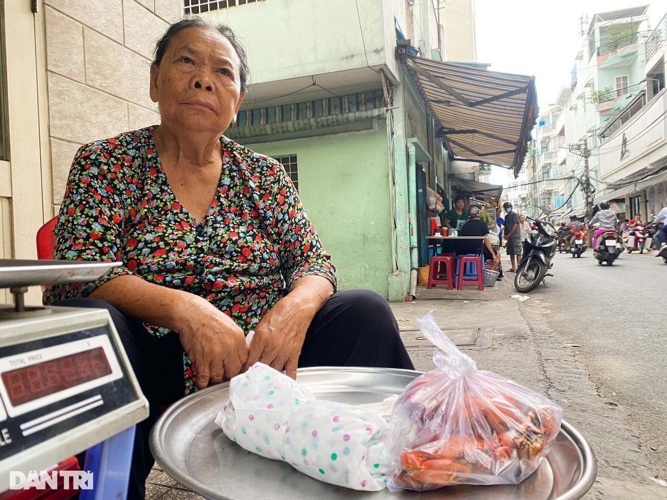 Giờ mỗi ngày dì Ba đều bán trong tình trạng ế ẩm, phải ngồi suốt nhiều giờ liền (Ảnh: Loan Tô).