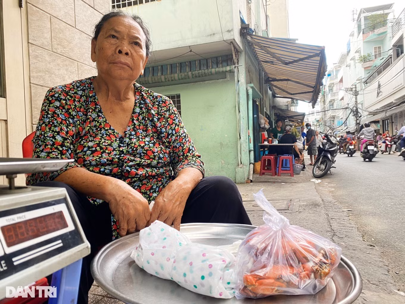Giờ mỗi ngày dì Ba đều bán trong tình trạng ế ẩm, phải ngồi suốt nhiều giờ liền (Ảnh: Loan Tô).