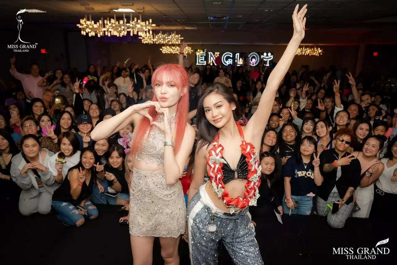 Engfa Waraha tại buổi diễn bị chỉ trích phản cảm.