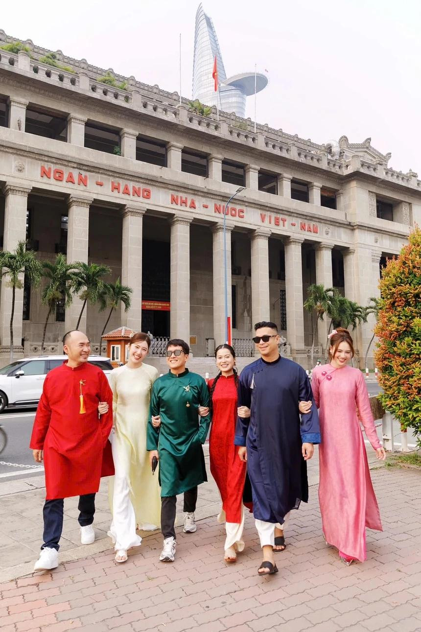Dàn cast 7 nụ cười xuân đăng ảnh chia tay khán giả. Dàn cast 7 nụ cười xuân đăng ảnh chia tay khán giả.