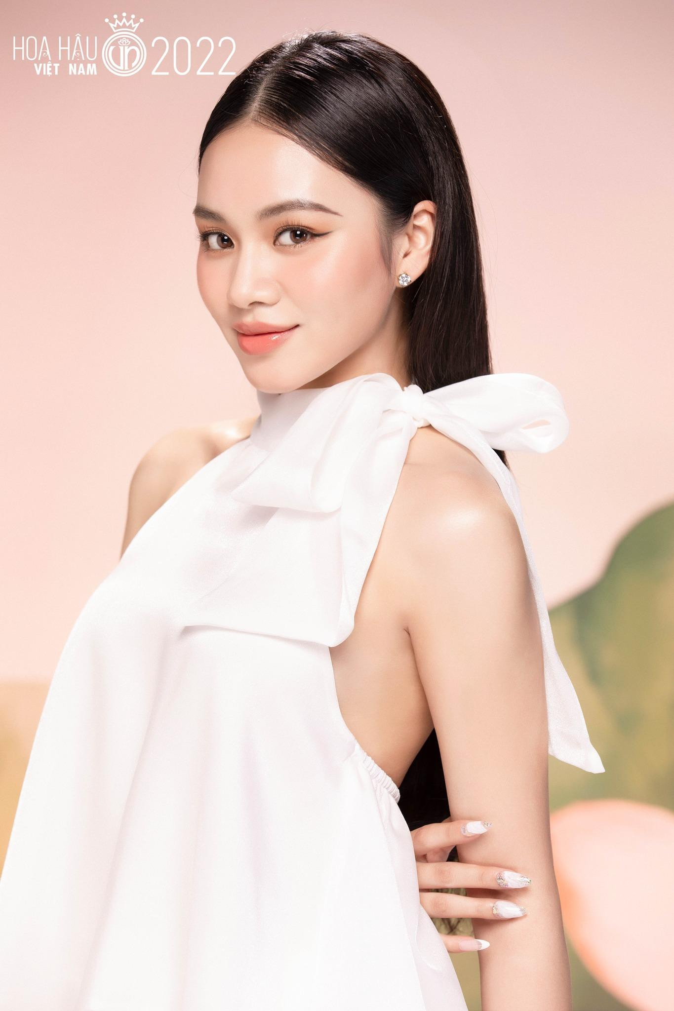 Trước khi đến với Hoa hậu Việt Nam, Lê Thị Kim Hậu (SBD 132, trái) được mệnh danh là kiện tướng taekwondo của Đại học Nam Cần Thơ. Chia sẻ với Tiền Phong, Kim Hậu cho biết học võ giúp cơ thể cô linh hoạt và dẻo dai. Đó là điều cần thiết trong cuộc thi Hoa hậu Việt Nam 2022. Kim Hậu và và Nguyễn Thị Hương Giang (SBD 126) khoe nét đẹp trong trẻo trong bộ yếm trắng. Trước khi đến với Hoa hậu Việt Nam, Lê Thị Kim Hậu (SBD 132, trái) được mệnh danh là kiện tướng taekwondo của Đại học Nam Cần Thơ. Chia sẻ với Tiền Phong, Kim Hậu cho biết học võ giúp cơ thể cô linh hoạt và dẻo dai. Đó là điều cần thiết trong cuộc thi Hoa hậu Việt Nam 2022. Kim Hậu và và Nguyễn Thị Hương Giang (SBD 126) khoe nét đẹp trong trẻo trong bộ yếm trắng.