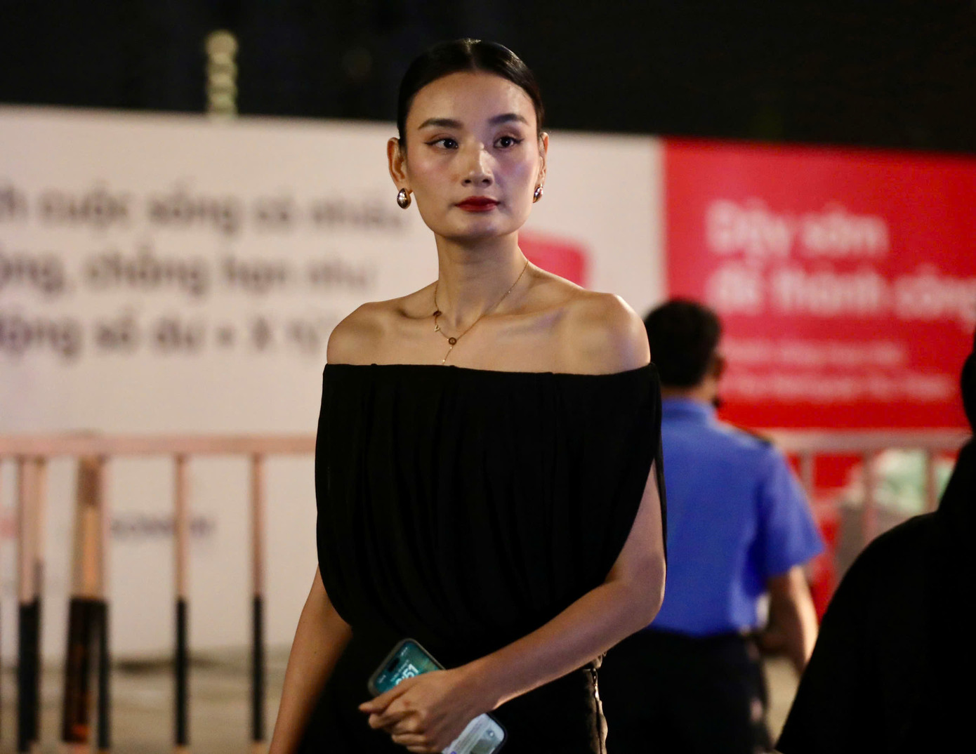 Người mẫu Lê Thúy diện trang phục lệch vai, trang điểm sang trọng xem live show.